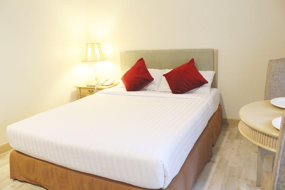 Romance Hotel Bangna Бангкок Экстерьер фото